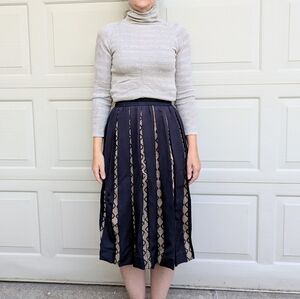 1910's ANTIQUE WOOL SKIRT pleated embroidered XS